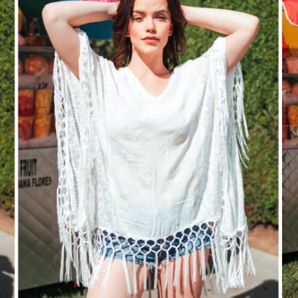 Knox Rose Boho White FRINGE Poncho